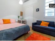 Habitación luminosa con cómoda en piso compartido, Eixample