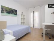 Habitación luminosa con cómoda en un apartamento de 4...