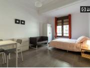 Habitación luminosa con cómoda en un apartamento de 5...