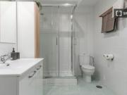 Habitación luminosa con escritorio en piso compartido,...