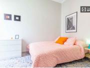 Habitación luminosa con escritorio en un apartamento de...