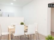 Habitación luminosa con escritorio en un apartamento de...