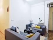 Habitación luminosa con escritorio en un apartamento de...