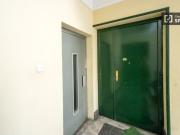 Habitación luminosa con estantería en piso compartido,...