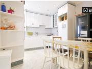 Habitación luminosa con estantería en piso compartido,...