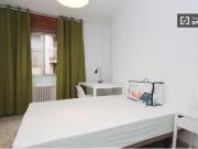 Habitación luminosa con estantería en piso compartido, Ronda