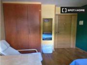 Habitación luminosa con llave independiente en piso... Habitación luminosa con llave independiente en piso...