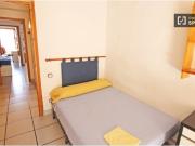 Habitación luminosa con ventana con vista a la calle en...