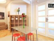 Habitación luminosa con ventana con vista a la calle en...