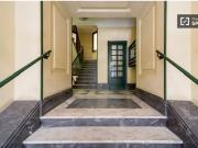 Habitación luminosa con ventana en piso compartido, Chueca