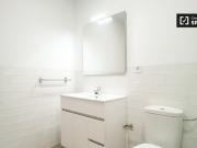 Habitación luminosa en alquiler en un apartamento de 7...