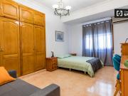 Habitación luminosa en apartamento de 5 dormitorios en...