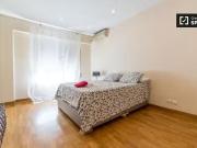 Habitación luminosa en apartamento de 6 dormitorios en...