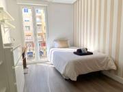 Habitación luminosa en apartamento de 6 dormitorios en...