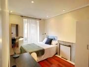 Habitación luminosa en apartamento de 6 dormitorios en...