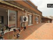 Habitación luminosa en apartamento de 6 dormitorios en...