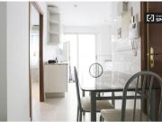 Habitación luminosa en apartamento de 7 dormitorios...