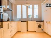 Habitación luminosa en apartamento de 7 dormitorios en...