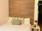 Habitación luminosa en apartamento de 9 dormitorios en...