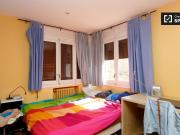 Habitación luminosa en piso compartido en Cuatro...