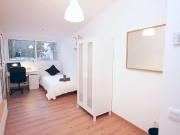 Habitación luminosa en piso compartido en el Eixample,...