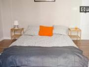 Habitación luminosa en piso compartido en el Eixample,...