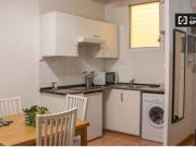 Habitación luminosa en piso de 3 dormitorios en el raval