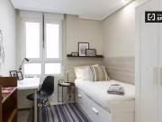 Habitación luminosa para alquilar en un gran apartamento...