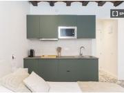 Habitación moderna con baño privado y aire acondicionado...