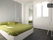 Habitación moderna en apartamento de 3 dormitorios Poble...