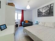 Habitación moderna en apartamento de 4 dormitorios en...