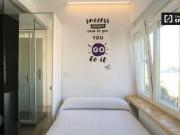 Habitación moderna en residencia de estudiantes en...