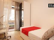 Habitación moderna en un apartamento de 5 dormitorios en...