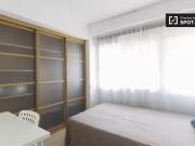 Habitación moderna en un apartamento de 8 dormitorios en...