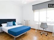 Habitación moderna en un apartamento de 8 habitaciones...