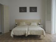 Habitación muy amplia y luminosa con balcón