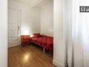 Habitación ordenada con armario independiente en piso...