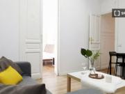 Habitación ordenada con balcón en un apartamento de 9...