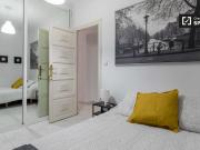 Habitación ordenada en alquiler en el apartamento de 5...