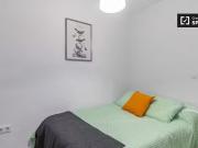 Habitación ordenada en apartamento de 3 dormitorios en...