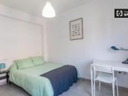 Habitación ordenada en apartamento de 3 dormitorios en...