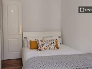 Habitación ordenada en apartamento de 9 habitaciones en...