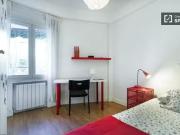 Habitación ordenada en piso compartido en Embajadores,...