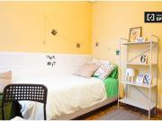 Habitación ordenada en un apartamento de 3 dormitorios...