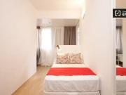 Habitación ordenada en un apartamento de 5 dormitorios...