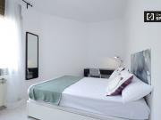 Habitación ordenada en un apartamento de 7 dormitorios,...