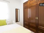 Habitación ordenada en un apartamento de 7 dormitorios,...
