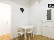 Habitación ordenada en un apartamento de 7 habitaciones,...