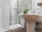 Habitación pintoresca con escritorio en un apartamento...