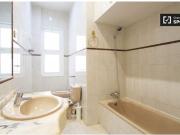 Habitación privada con cómoda en apartamento de 7...